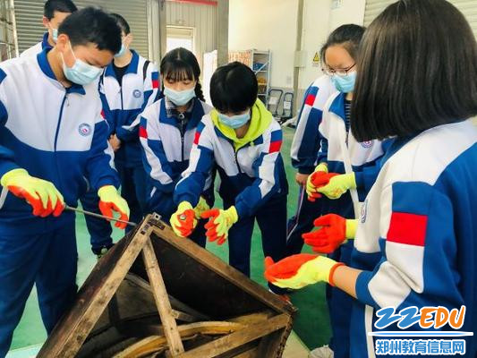 劳动起来   拆解旧沙发