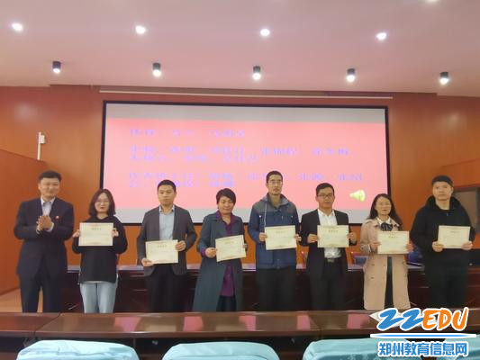 郑州市第五初级中学校长张天佑为理化生实验老师颁奖