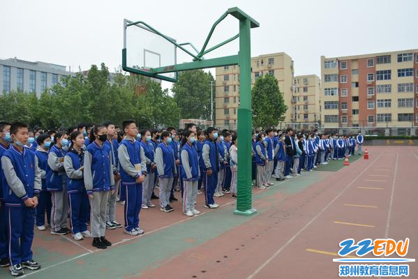 4  学生在观看视频中坚定“永远跟党走”的理想信念