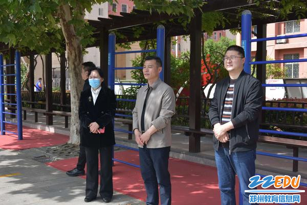 2学校党总支书记、校长于红莲陪同检查组领导查看阳光大课间