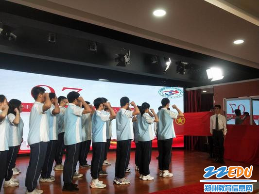 调整大小 郑州市第五高级中学新团员面对团旗宣誓