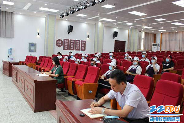 管城回族区市场监督管理局航东路市场监督管理所所长王乃垒到校进行