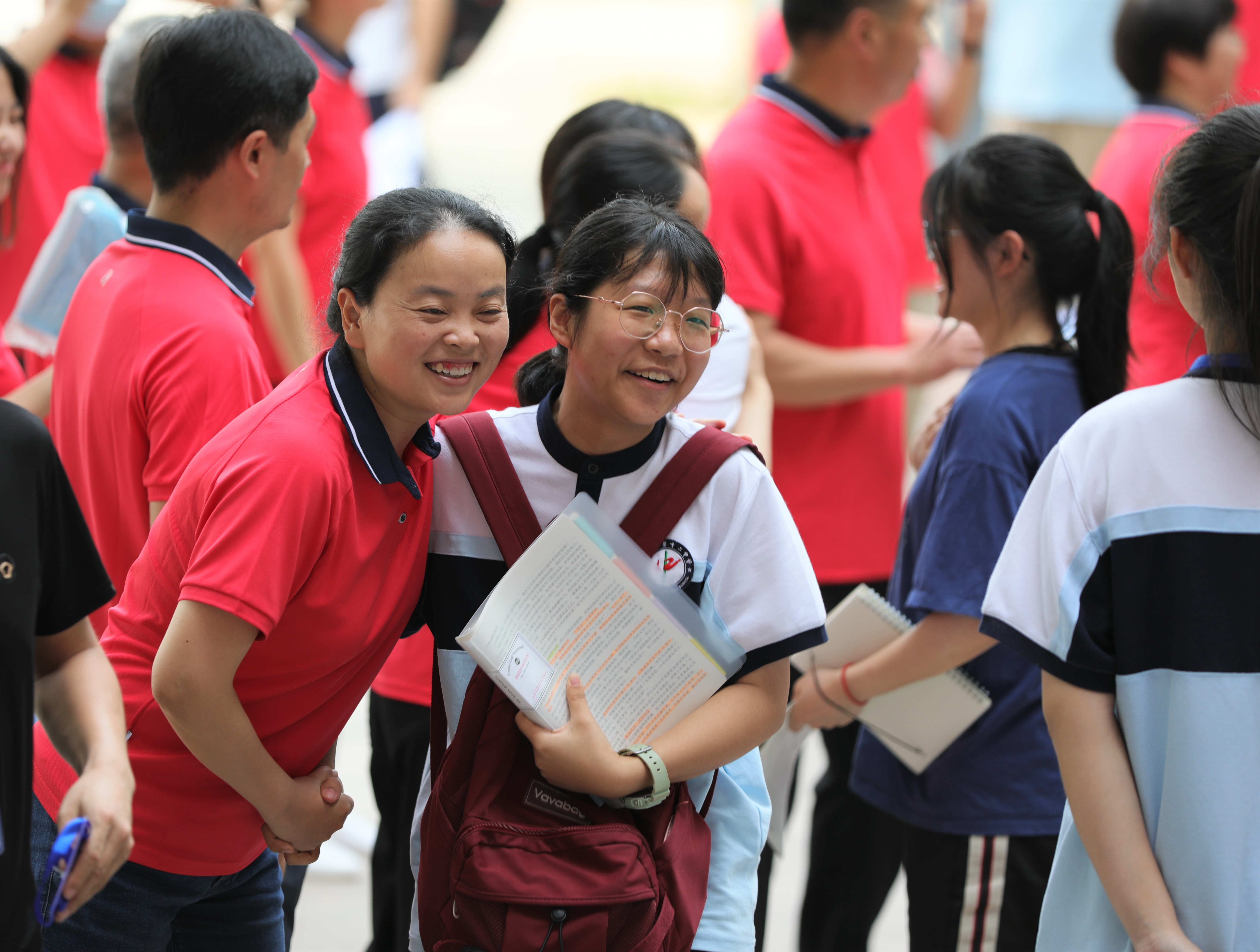 组图:高考第一天,郑州12中学子自信入场