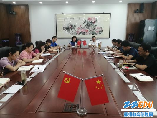 校长段亚萍带领中层以上干部学习市教育局文件