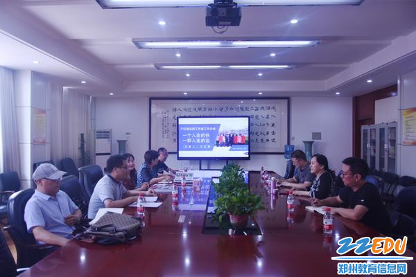 1.专家组莅临郑州42中对名师工作室进行考核