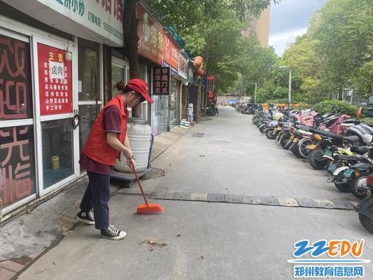 陈曦雯同学认真清扫路面1