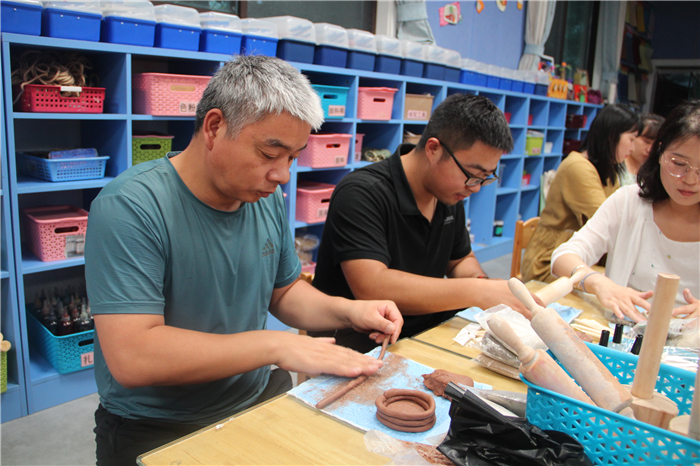 学员用陶泥盘条技法制作爱心杯