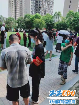 郑州市第二十四中学2020级学生志愿者袁子金同学在社区核酸检测点服务