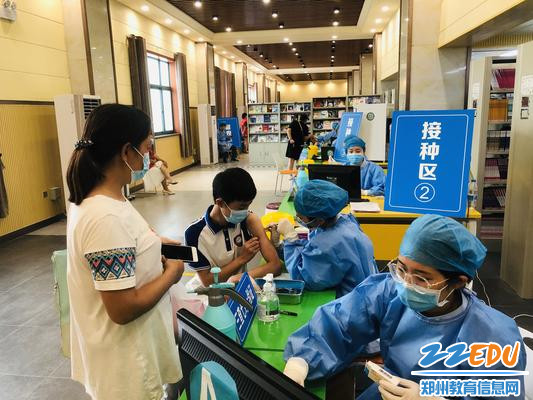 5  2021年8月19日郑州42中学生在疫苗接种点接种疫苗