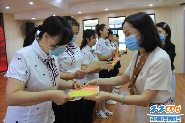 5党总支书记张莉向受表彰的教师代表颁发证书