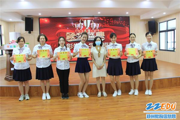 6受表彰教师与党总支书记张莉合影留念