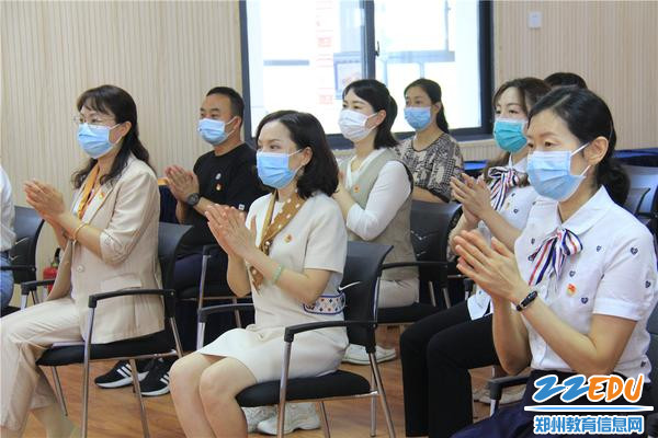 12先进代表发言赢得阵阵掌声
