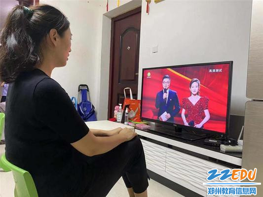 2.1老师认真观看发布仪式