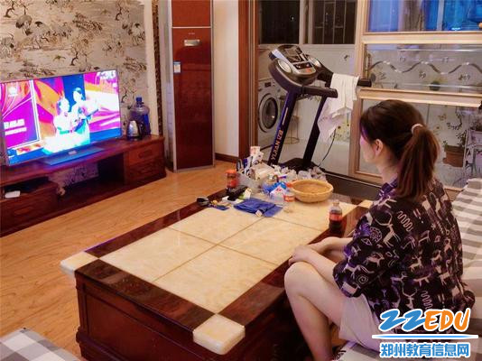 2.4老师认真观看发布仪式
