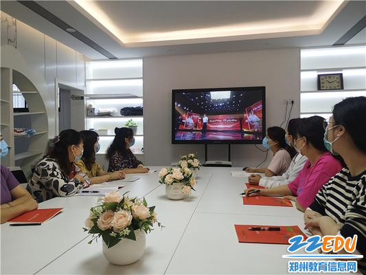 2.亲子部全体教职工进行集体观看学习