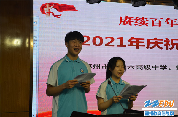 学生代表们魏家辉、高歌带来诗朗诵《九月诗歌献给谁》