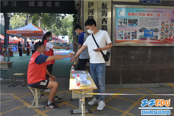 1.郑州42中家长及学生经过测温进入疫苗接种点