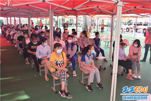 2.郑州42中家长及学生在等候区间隔一米有序等候