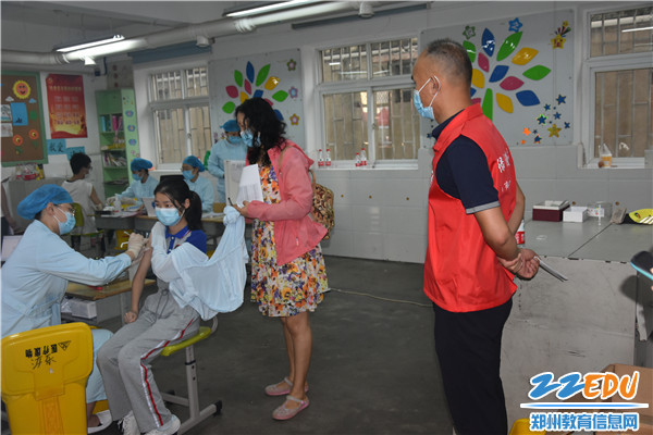 4.郑州42中学生在疫苗接种点接种疫苗