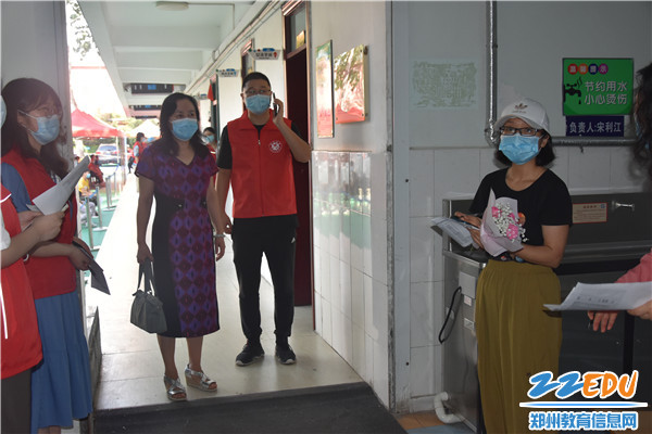 7.郑州42中党总支书记、校长于红莲时刻关注学生疫苗接种情况