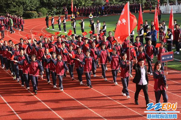 学生手持国旗，表达对祖国母亲生日的祝福