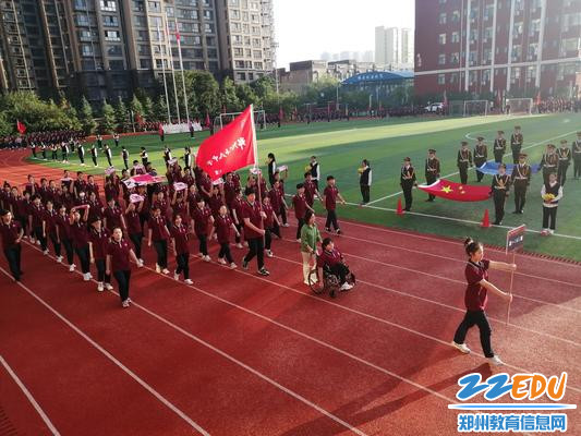 高一（4）班班主任朱敏芝推着行动不便的学生入场1