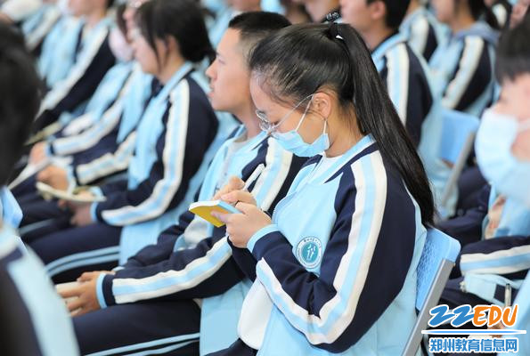 学生认真记录