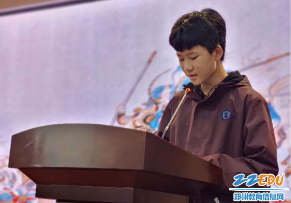 3 七五班靳耀东同学上台分享读书心得