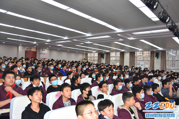 4 七年级各班学生认真聆听演讲