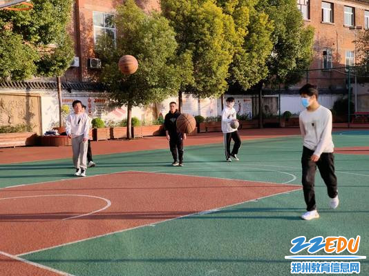 李永康老师带学生打篮球
