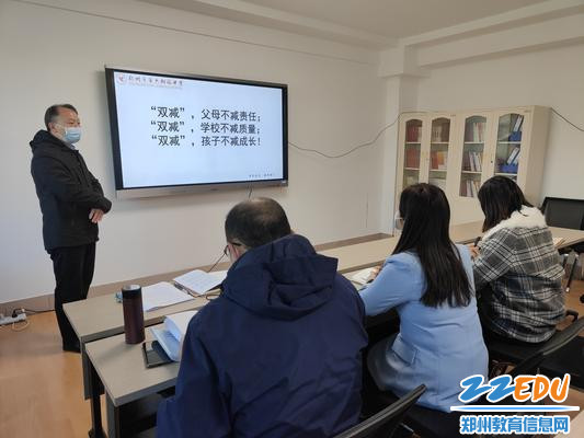 郑州市第六初级中学副校长范君召在党总支会议上发言