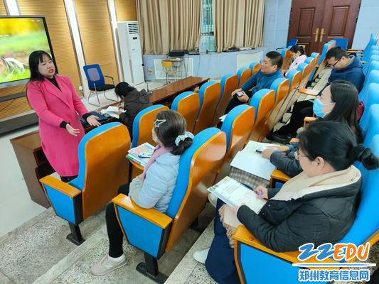 郑州市第六初级中学课程教学处副主任何婵娟在教学教研会议上解读“双减”工作校本实施路径