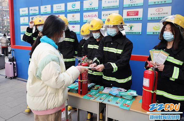 郑州市科技工业学校开展“落实消防责任，防范安全风险”主题宣传活动