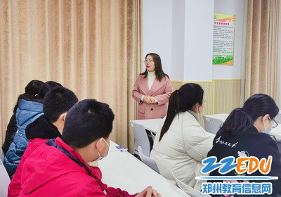 1.区教育局教育科副科长青雅燕为参加实地访谈的学生和家长介绍活动的目的及意义_调整大小
