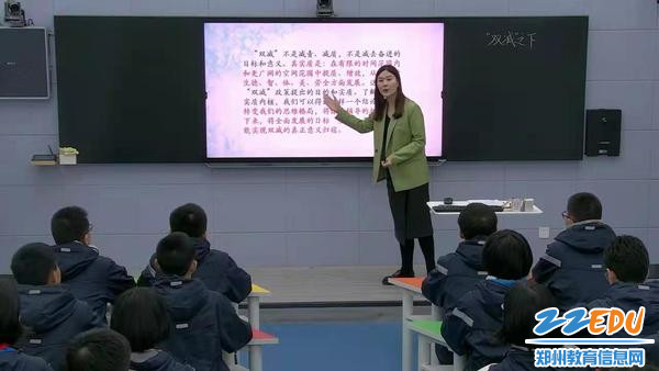 王乐怡老师给学生介绍双减的意义