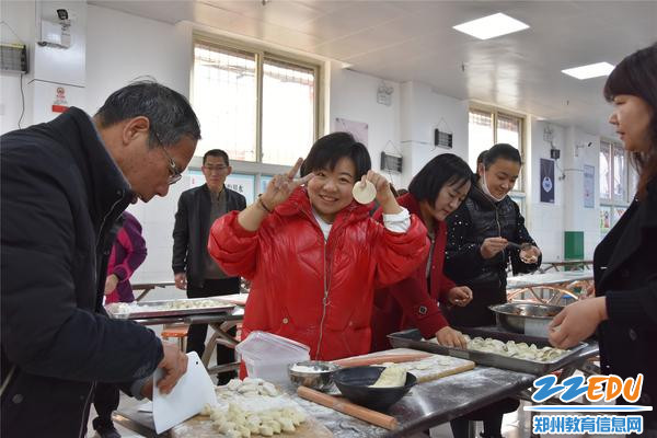 郑州市第十六高级中学传统节日冬至包饺子活动