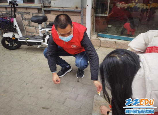 走进社区走上街头郑州57中携手郑州市盲聋哑学校开展志愿者服务活动