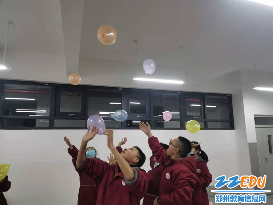 关注心理健康呵护学生成长郑州经开区龙飞中学组织心理团体辅导活动