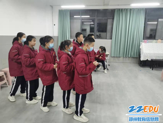 关注心理健康呵护学生成长郑州经开区龙飞中学组织心理团体辅导活动