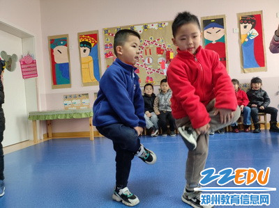 长兴路第一幼儿园大班小朋友进行斗鸡竞技游戏_调整大小 长兴路第一幼儿园大班小朋友进行斗鸡竞技游戏_调整大小