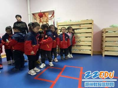 长兴路第一幼儿园小朋友进行跳房子民俗游戏_调整大小 长兴路第一幼儿园小朋友进行跳房子民俗游戏_调整大小