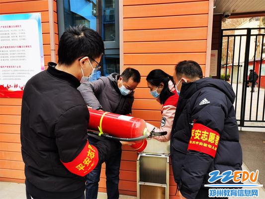 1检查灭火器 1检查灭火器