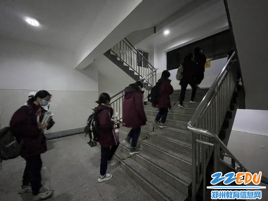 班级其他学生有序去备用教室隔离 班级其他学生有序去备用教室隔离