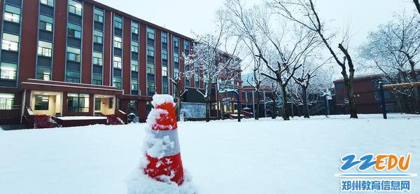 美丽的校园雪景