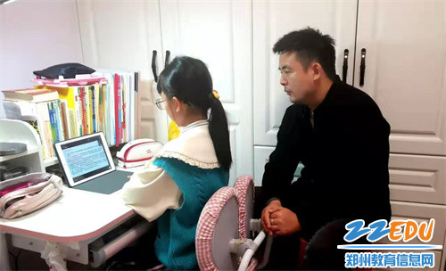 图3  郑州高新区外国语小学家长和学生共同了解“3X”出彩线上课程体系