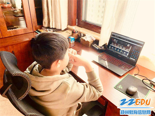 图6  郑州中学附属小学学生根据学校安排进行线上学习