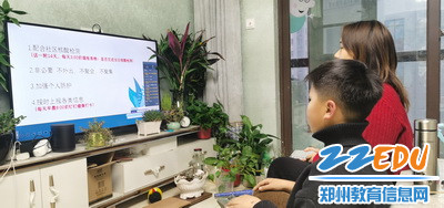 学生家长认真观看_调整大小 学生家长认真观看_调整大小