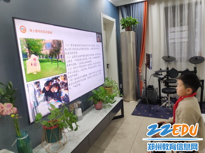 学生认真观看2_调整大小 学生认真观看2_调整大小