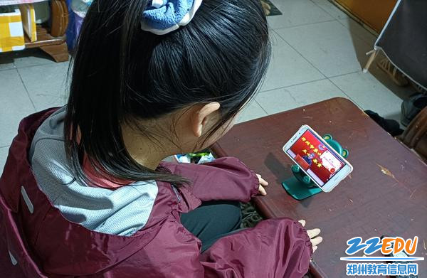 3学生观看线上散学典礼 3学生观看线上散学典礼