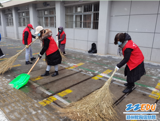 7学校志愿者积极投入路面积雪清扫工作